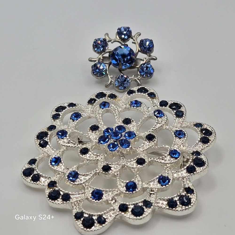 VTG 2PC Brooch Set Silver Tone Blue Rhinestone Snowflake Winter Sparkling Gift - Picture 7 of 8